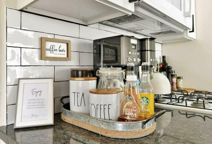 Stylish Luxury Home Near The Beach & Downtown