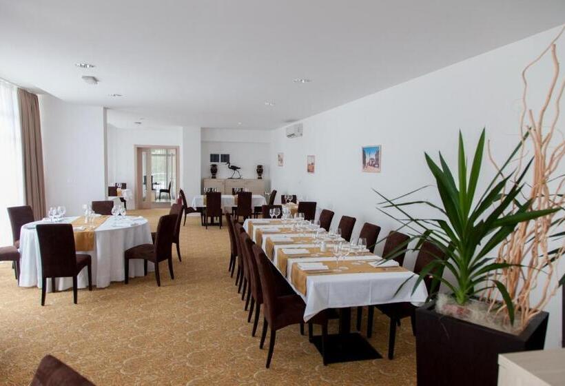 هتل Monogram Park