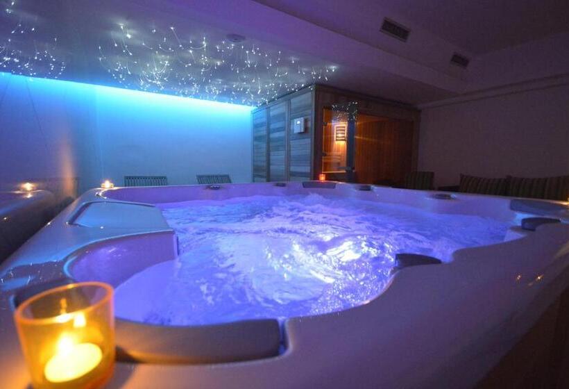 هتل Monogram Park