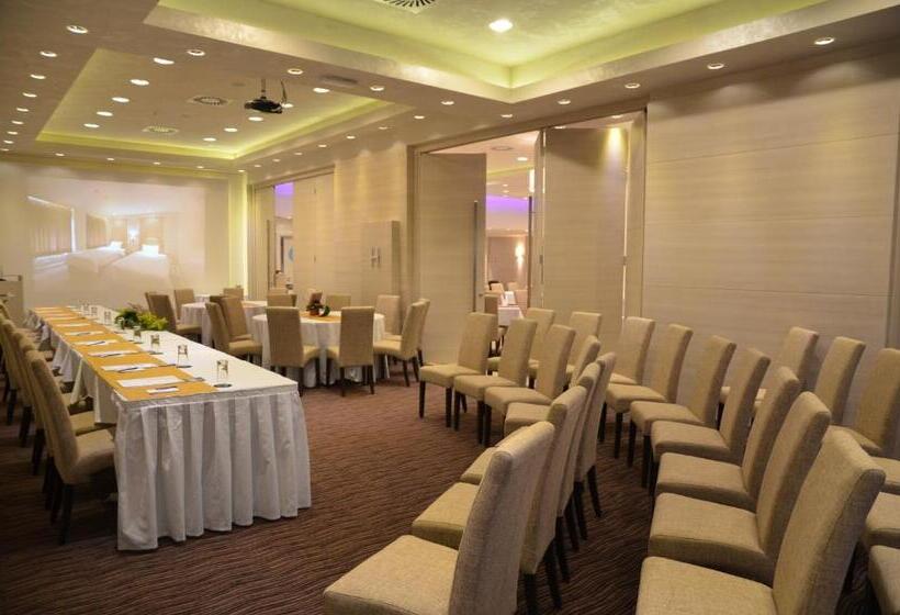 هتل Monogram Park