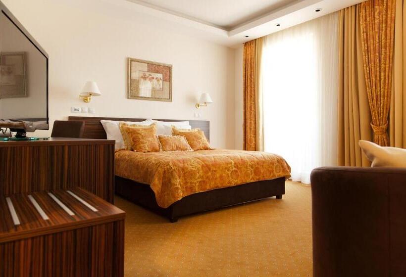 هتل Monogram Park