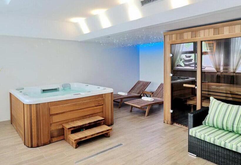 هتل Monogram Park