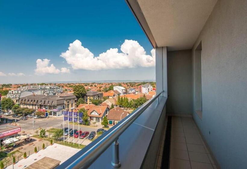 هتل Monogram Park