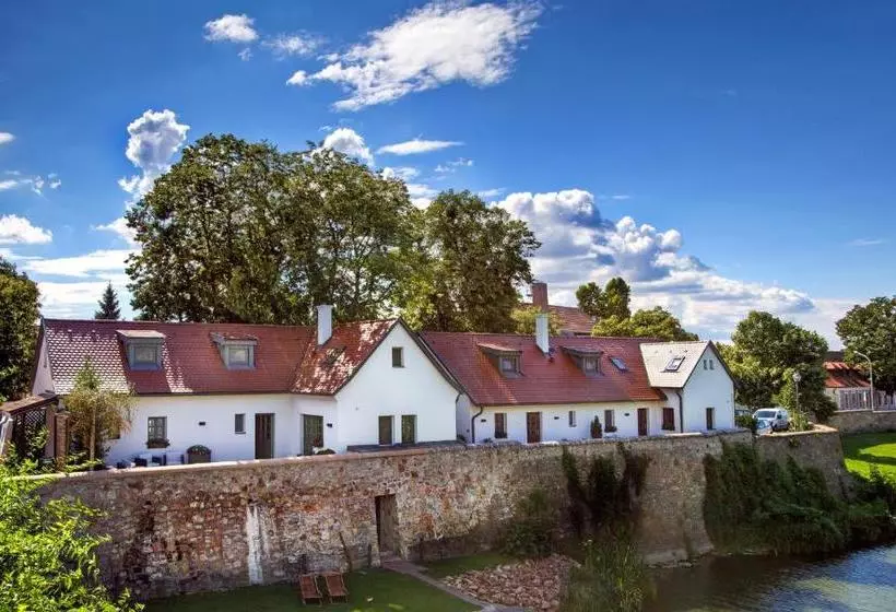 Hotelli Platan Udvarhaz