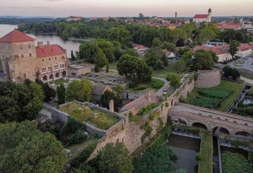 Hotelli Platan Udvarhaz