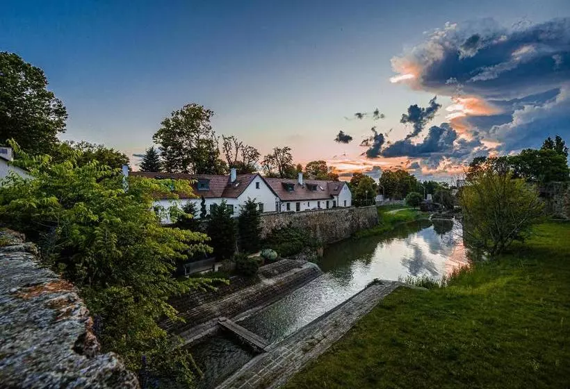 Hotelli Platan Udvarhaz