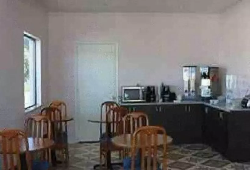 Otel Travelers Inn And Suites Liberty