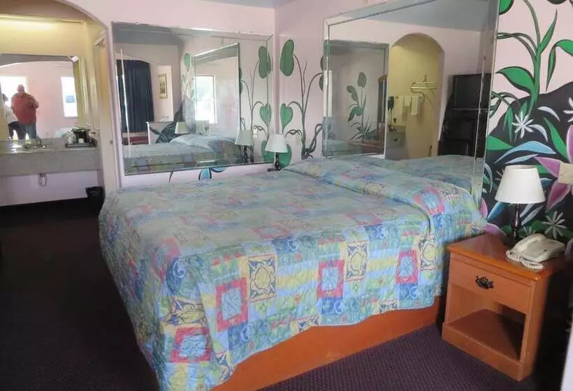 Otel Travelers Inn And Suites Liberty