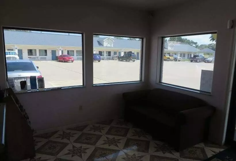 Otel Travelers Inn And Suites Liberty