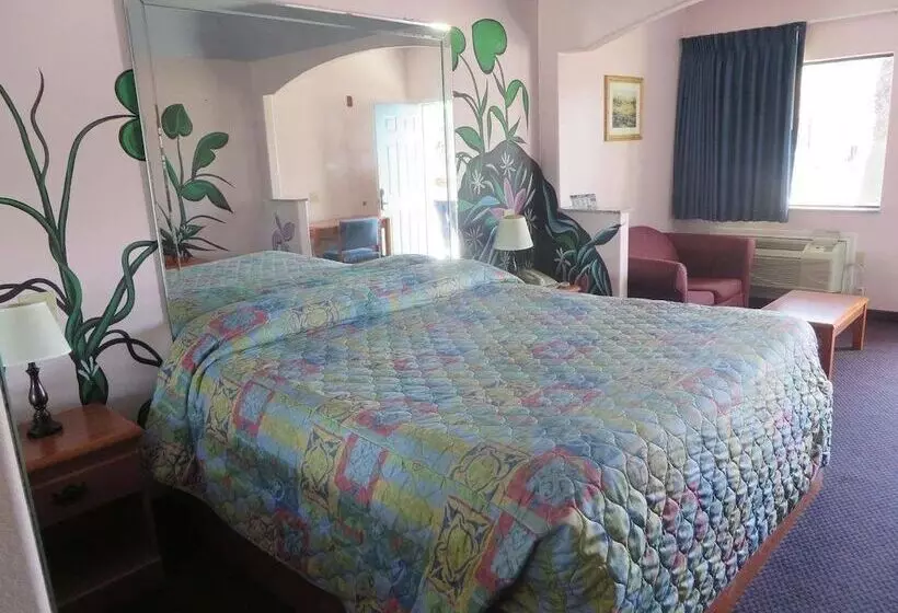 Otel Travelers Inn And Suites Liberty