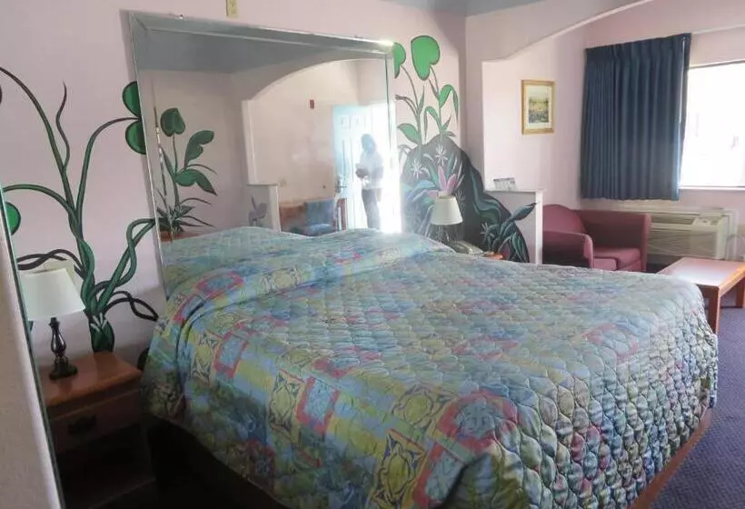 Otel Travelers Inn And Suites Liberty