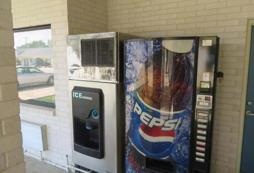 Otel Travelers Inn And Suites Liberty