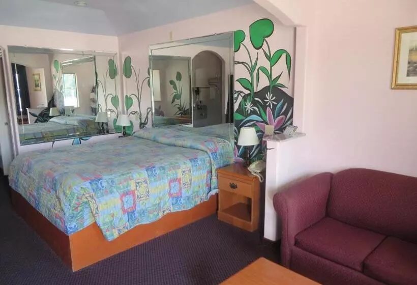 Otel Travelers Inn And Suites Liberty