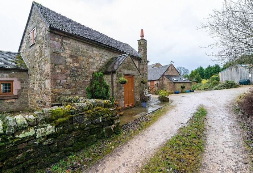 Beautiful Luxury Cottage On Lake Side, England