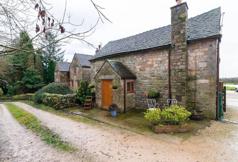 Beautiful Luxury Cottage On Lake Side, England