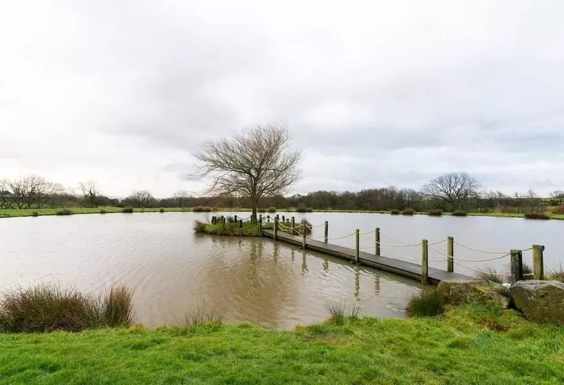 Beautiful Luxury Cottage On Lake Side, England