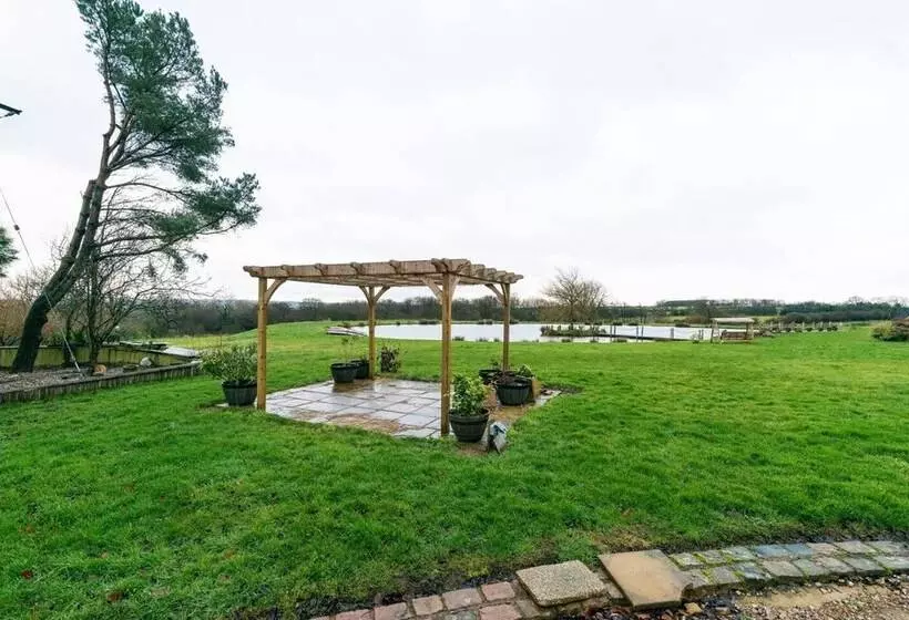 Beautiful Luxury Cottage On Lake Side, England