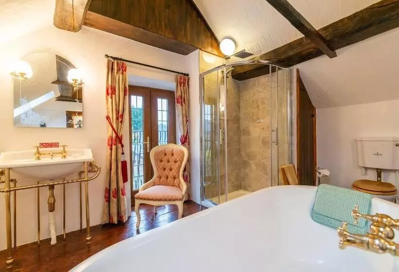 Beautiful Luxury Cottage On Lake Side, England