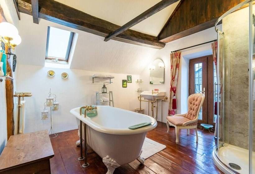 Beautiful Luxury Cottage On Lake Side, England