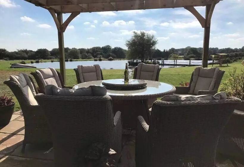 Beautiful Luxury Cottage On Lake Side, England