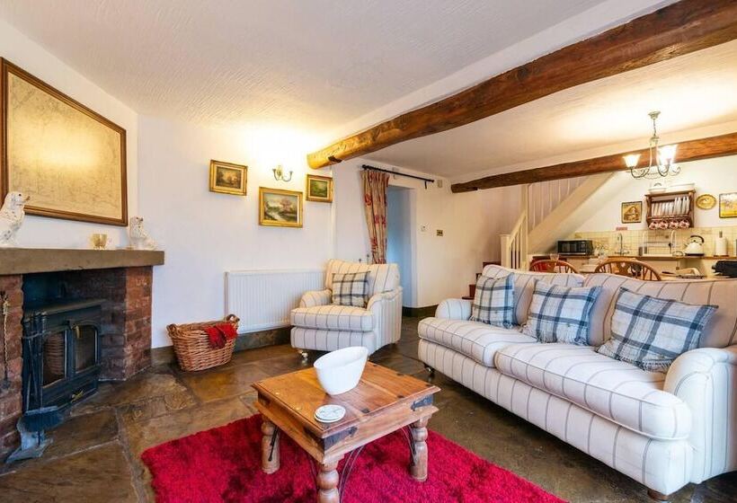 Beautiful Luxury Cottage On Lake Side, England