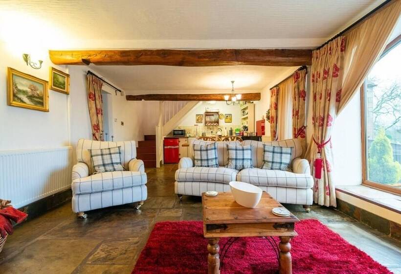 Beautiful Luxury Cottage On Lake Side, England