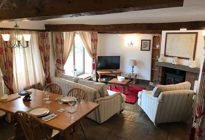 Beautiful Luxury Cottage On Lake Side, England