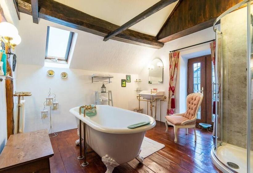 Beautiful Luxury Cottage On Lake Side, England