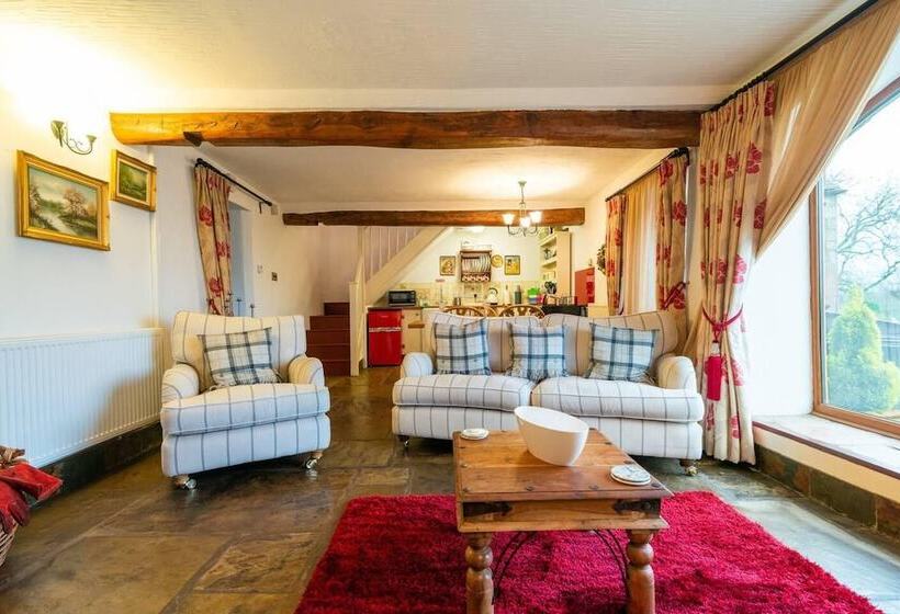 Beautiful Luxury Cottage On Lake Side, England