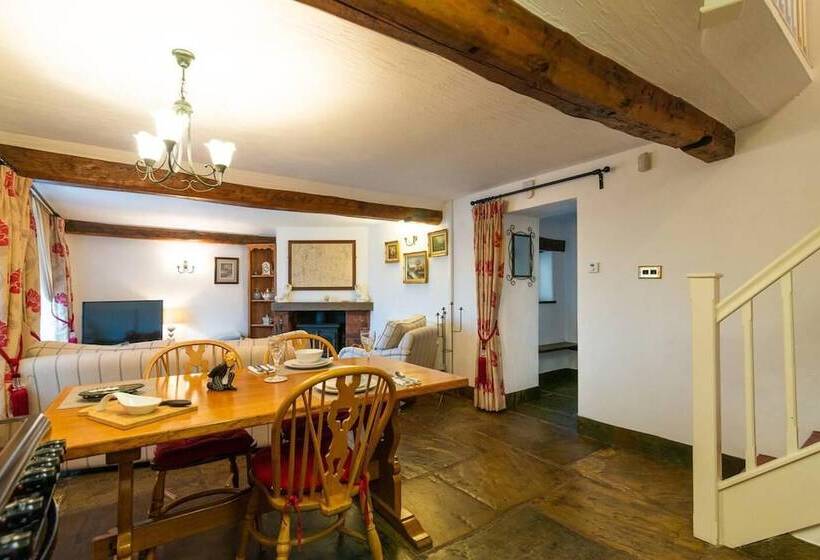 Beautiful Luxury Cottage On Lake Side, England