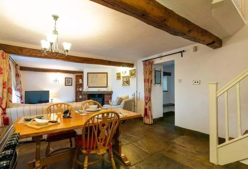 Beautiful Luxury Cottage On Lake Side, England