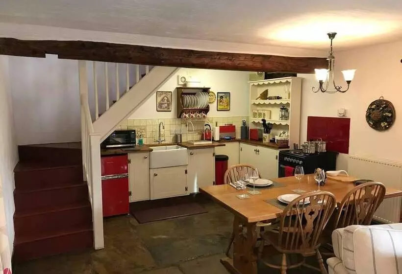 Beautiful Luxury Cottage On Lake Side, England