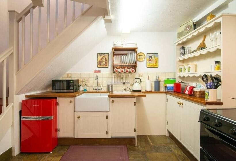 Beautiful Luxury Cottage On Lake Side, England