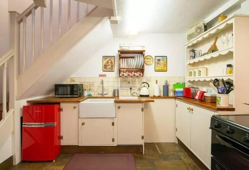 Beautiful Luxury Cottage On Lake Side, England