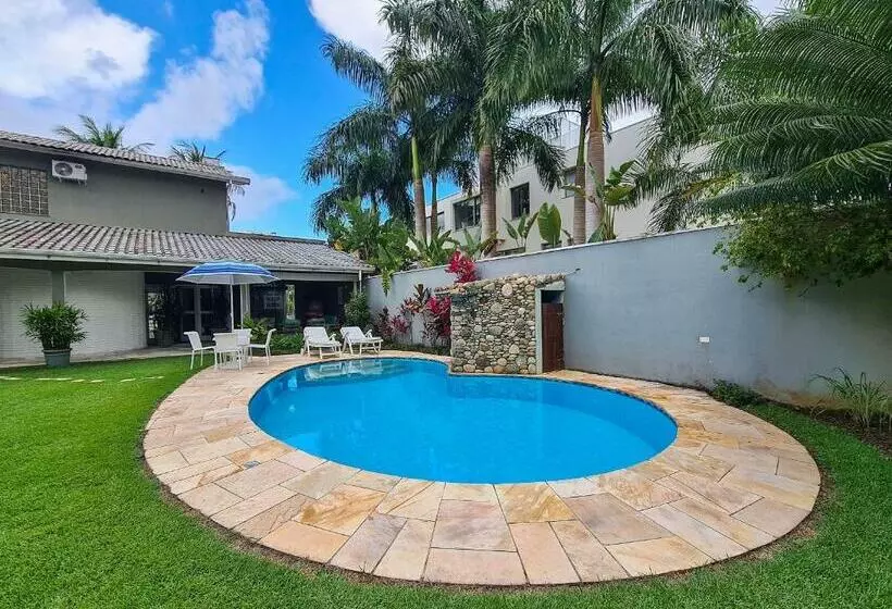Casa Com Gramado E Piscina Próximo à Praia Riviera