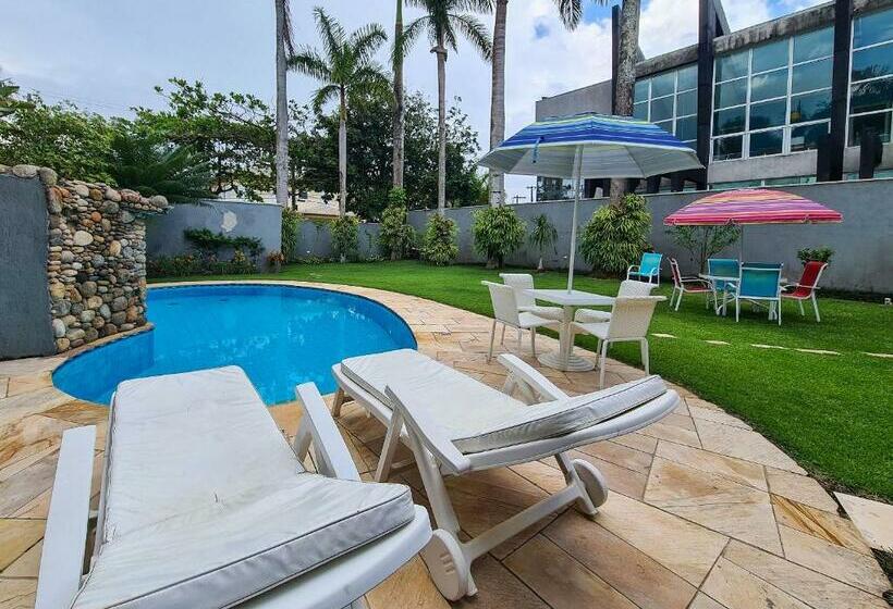 Casa Com Gramado E Piscina Próximo à Praia Riviera