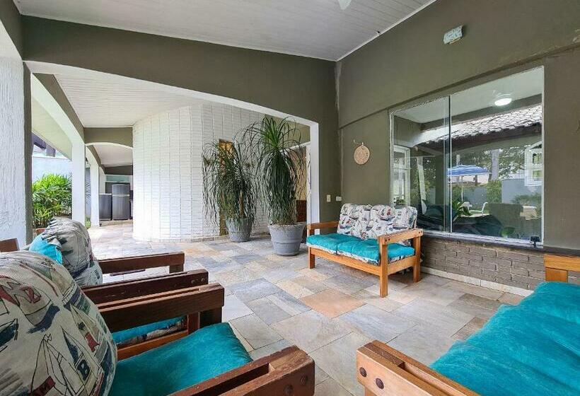 Casa Com Gramado E Piscina Próximo à Praia Riviera