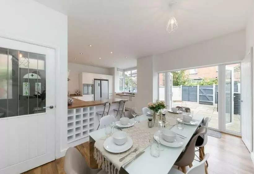 Stunning Luxurious Family Home Near Alton Towers
