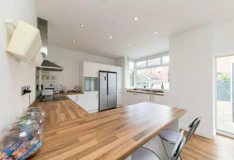 Stunning Luxurious Family Home Near Alton Towers