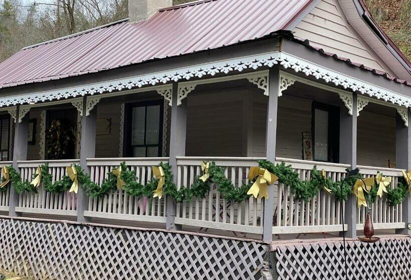 Plum Crooked Poets Cottage   Walk To Town   Luxury King Bed   Near Asheville   Excellent Wi Fi