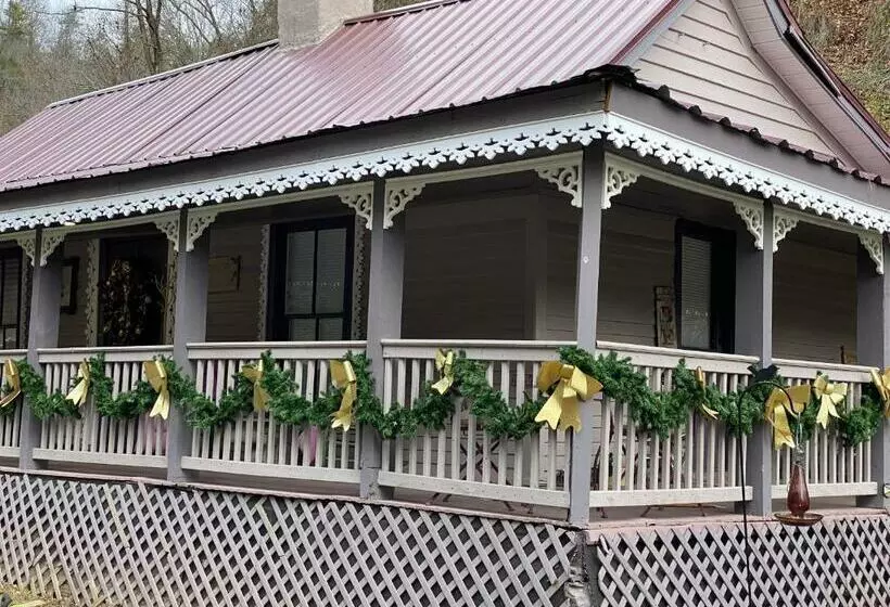 Plum Crooked Poets Cottage   Walk To Town   Luxury King Bed   Near Asheville   Excellent Wi Fi