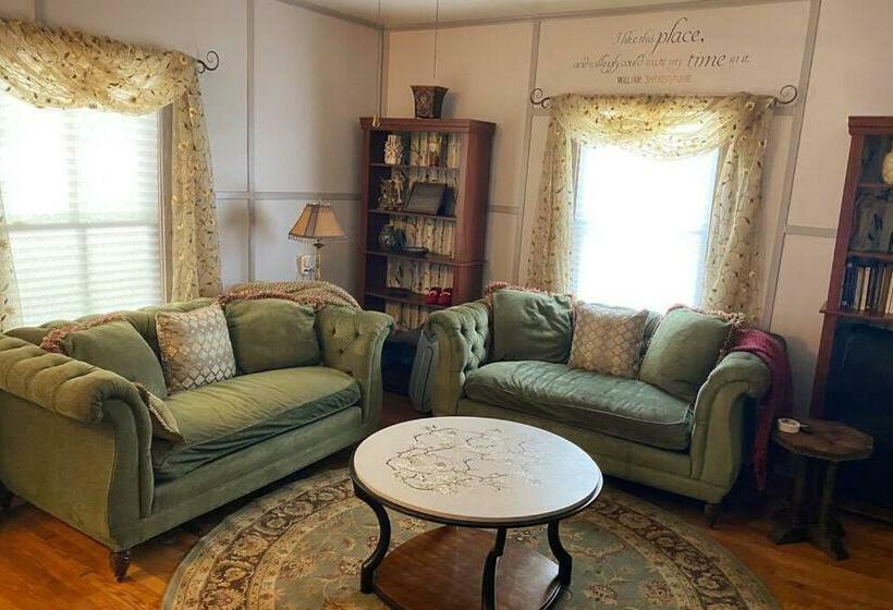 Plum Crooked Poets Cottage   Walk To Town   Luxury King Bed   Near Asheville   Excellent Wi Fi