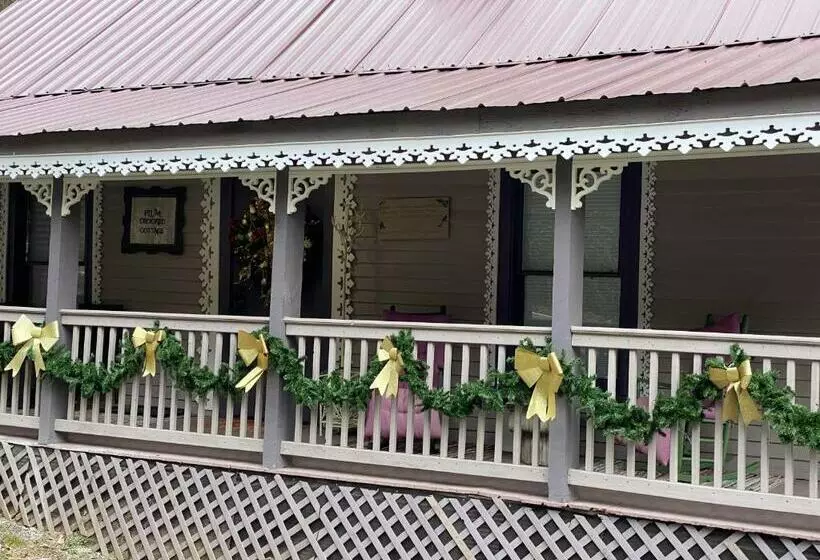 Plum Crooked Poets Cottage   Walk To Town   Luxury King Bed   Near Asheville   Excellent Wi Fi