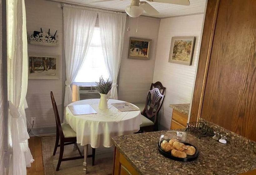 Plum Crooked Poets Cottage   Walk To Town   Luxury King Bed   Near Asheville   Excellent Wi Fi