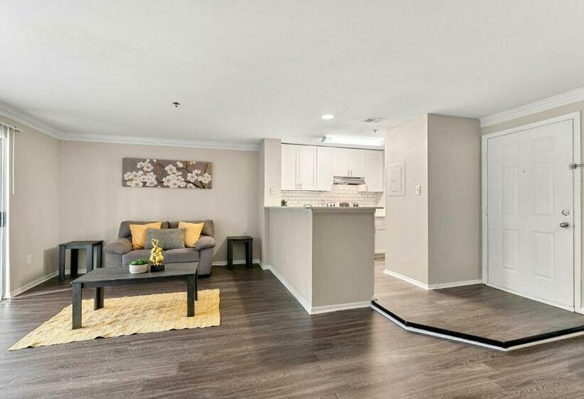 Stylish & Comfy Queen Bed Pool Gym Parking