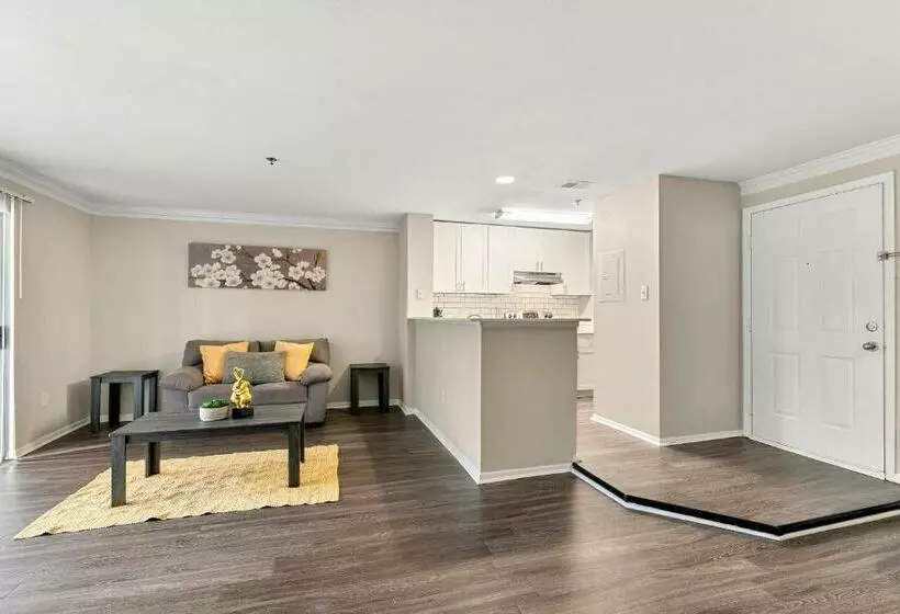 Stylish & Comfy Queen Bed Pool Gym Parking