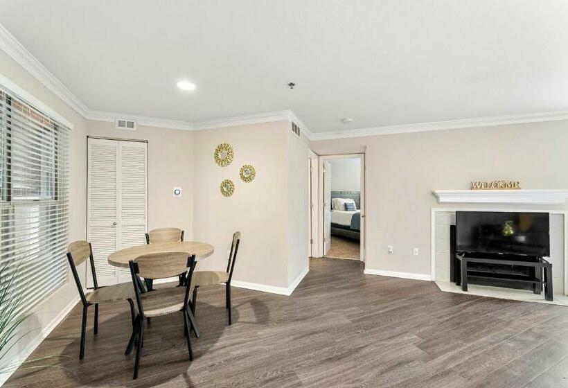 Stylish & Comfy Queen Bed Pool Gym Parking