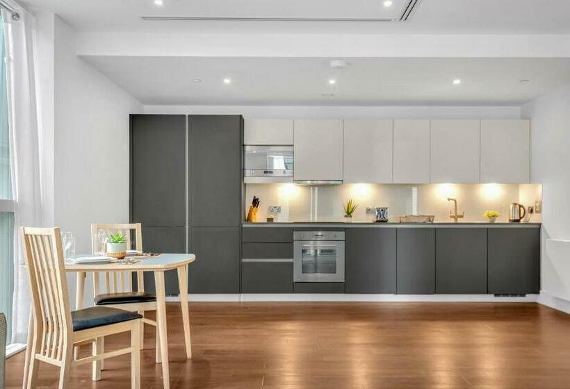 Modern 01 & 02 Bed Apartment In Canary Wharf