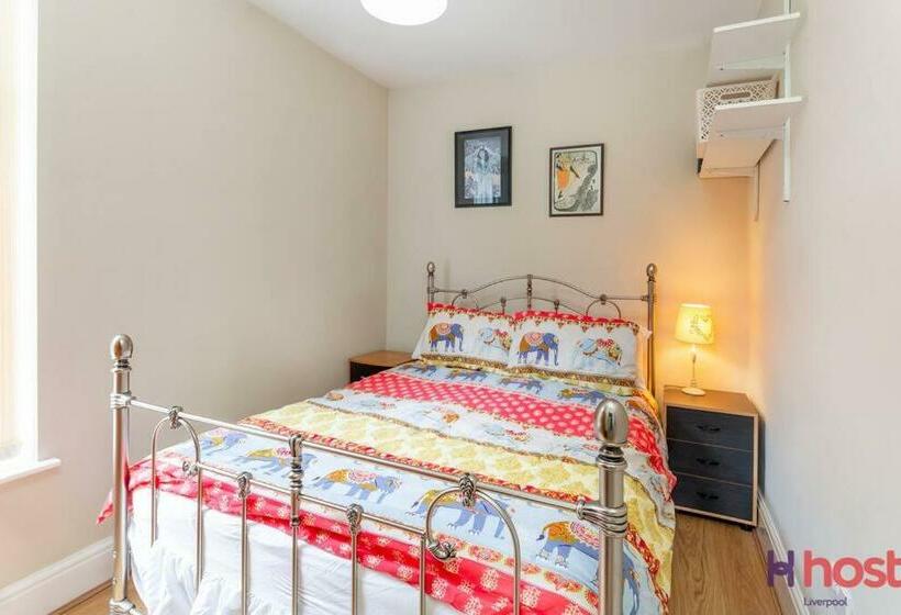 Host Liverpool   Quirky Retro Home