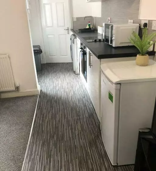 Simple And Sweet, Flat On Lewis Street   1 Br